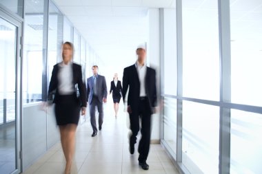 koridorda yürürken iş adamları