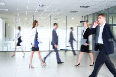 koridorda yürürken iş adamları