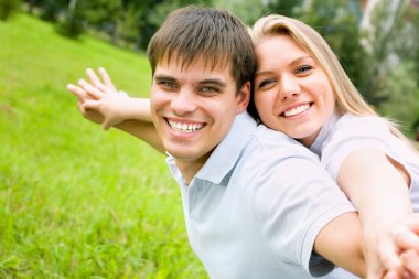 genç bir çift doğa