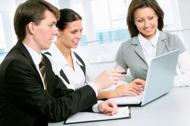 İş adamları birlikte çalışıyor.