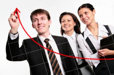 İş adamı bir grafik çiziyor