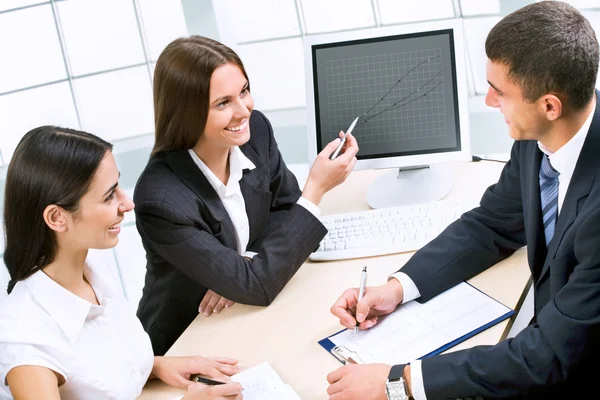 Geschäftsleute im Amt — Stockfoto