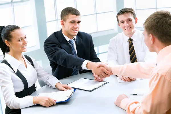 Socios comerciales haciendo acuerdo — Foto de Stock