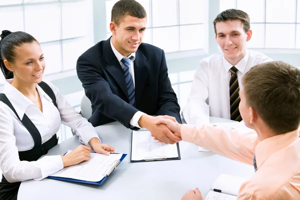 Zakelijke mensen schudden handen — Stockfoto