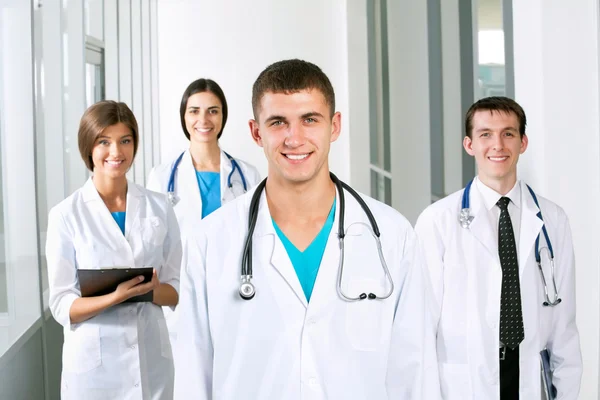 Jovens médicos — Fotografia de Stock