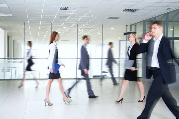 Uomini d'affari che camminano in corridoio — Foto Stock