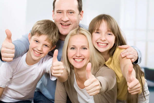 Família com polegares para cima — Fotografia de Stock