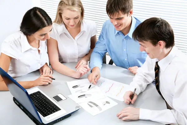 Gente de negocios discutiendo proyecto —  Fotos de Stock