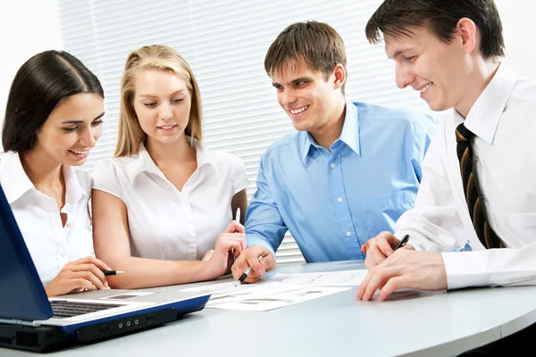 Geschäftsleute diskutieren Projekt — Stockfoto