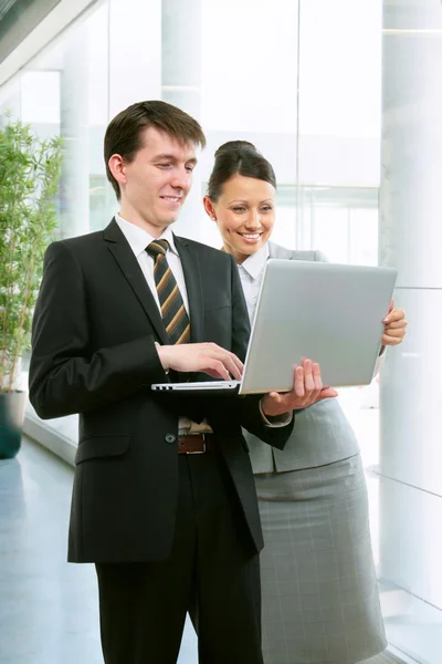 Geschäftsleute mit Laptop — Stockfoto