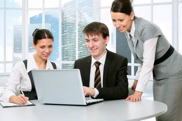 Junge Geschäftsleute — Stockfoto