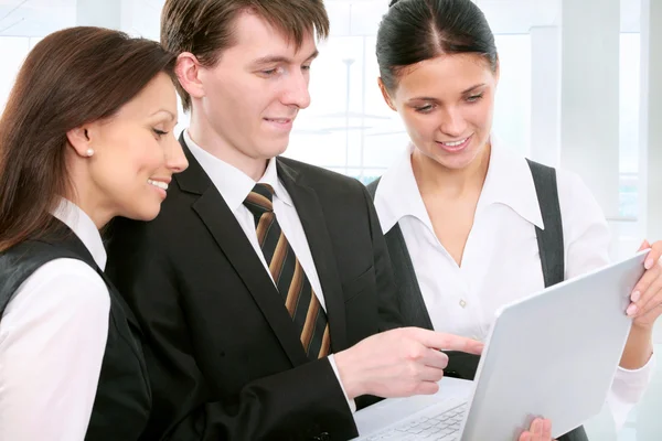 Zakenman met zijn collega 's — Stockfoto