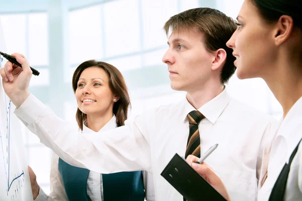 Zakenman met collega 's — Stockfoto