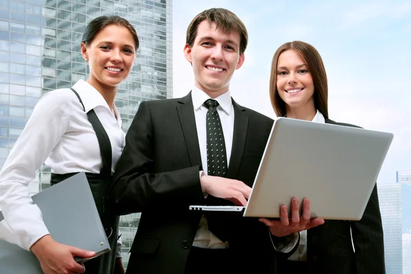 Jóvenes colegas de negocios — Foto de Stock