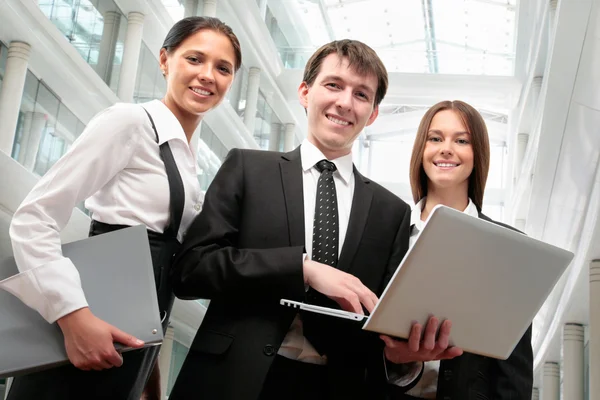 Joven hombre de negocios con sus colegas — Foto de Stock