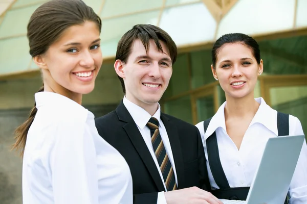 Zufriedene Geschäftspartner in einem modernen Büro — Stockfoto