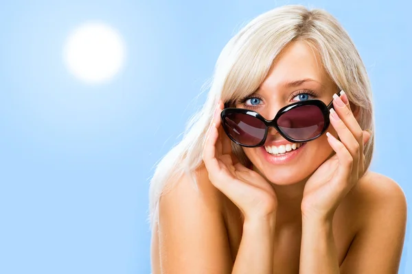 Frau mit Sonnenbrille — Stockfoto