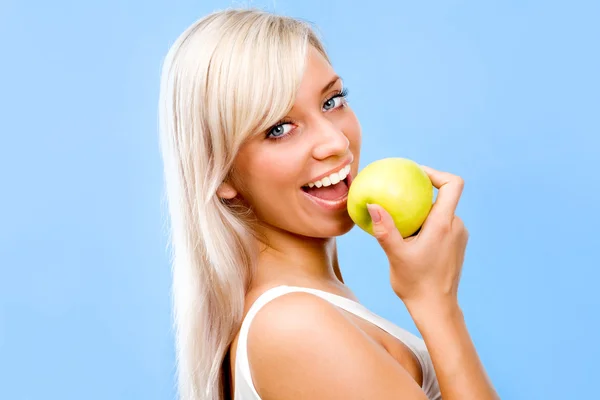 Donna con una mela — Foto Stock