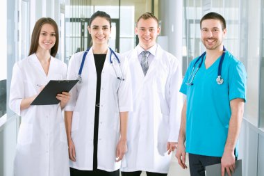 Doktorlar gülümseyen