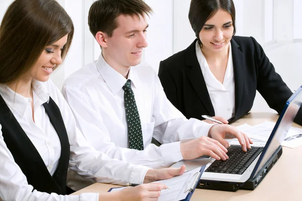 Menschen im Büro — Stockfoto