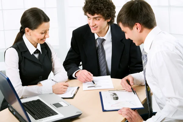 Zakenmensen op vergadering — Stockfoto