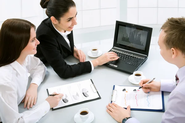 Geschäftsleute arbeiten — Stockfoto