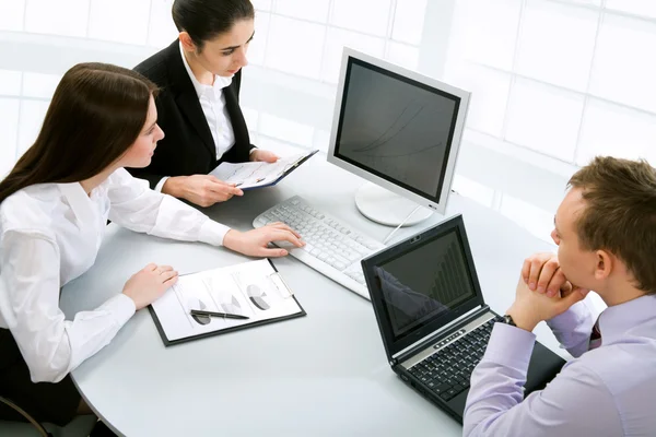 Empresarios trabajan —  Fotos de Stock