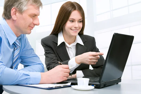 Geschäftsleute mit Laptop — Stockfoto