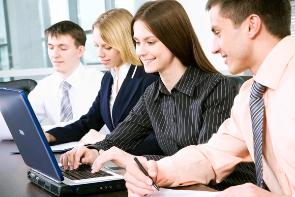 Zakenmensen met laptop — Stockfoto