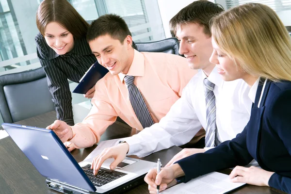 Business people with laptop — Stock Photo, Image