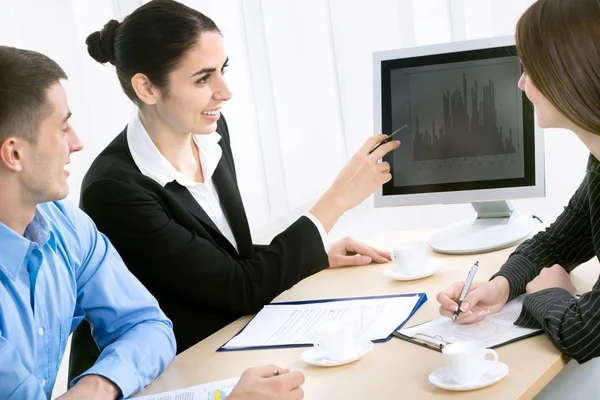 Geschäftsleute im Amt — Stockfoto