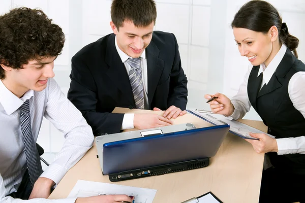 Empresarios en reunión —  Fotos de Stock