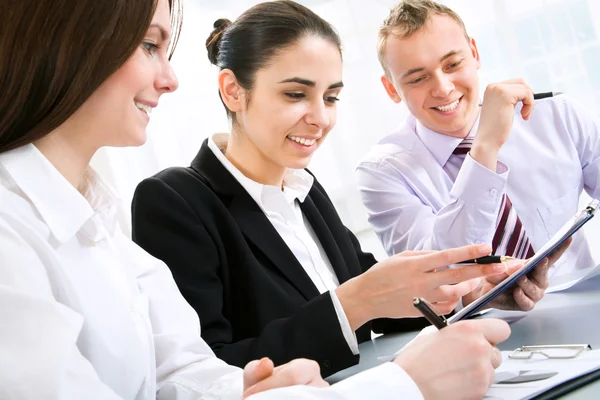 Partner diskutieren Businessplan — Stockfoto