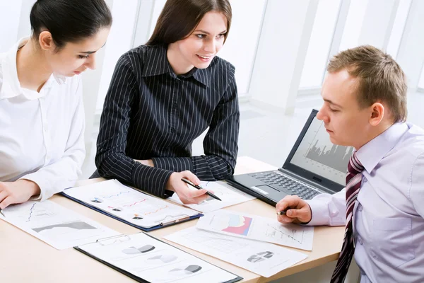 Junge Geschäftskollegen — Stockfoto