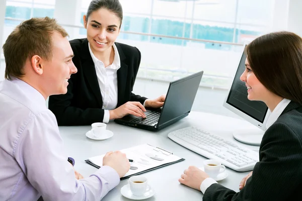 Gente de negocios en la oficina — Foto de Stock