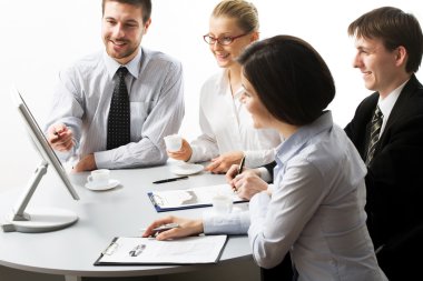 iş insanları tartışarak yeni proje