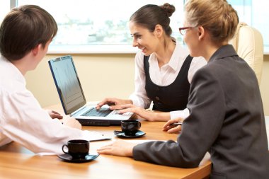 iş adamları projeyi tartışmak