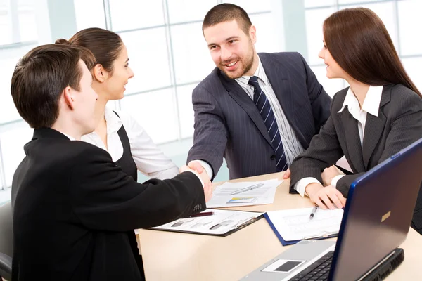 Gente de negocios moviendo las manos — Foto de Stock