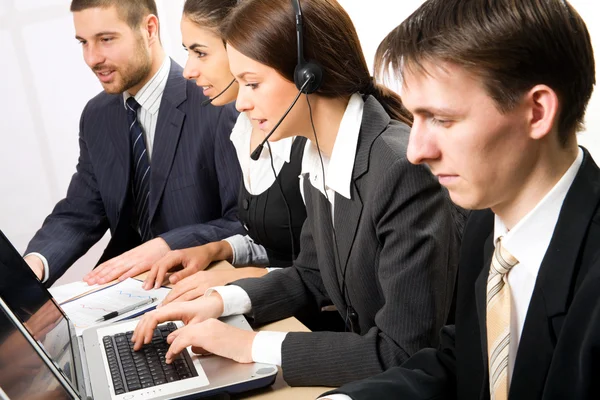 Pessoas que trabalham no call center — Fotografia de Stock