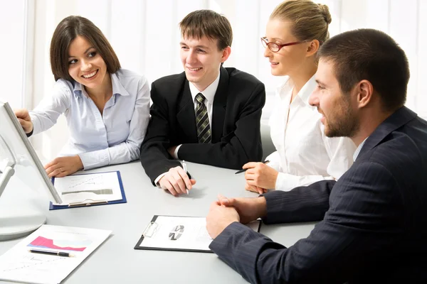 Zakenmensen op vergadering — Stockfoto