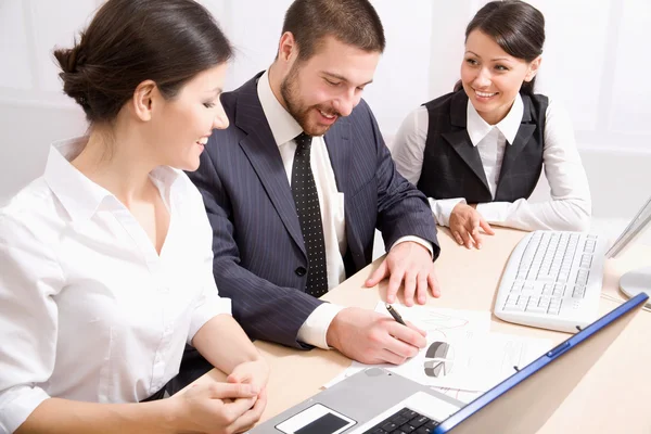 Les hommes d'affaires au bureau — Photo