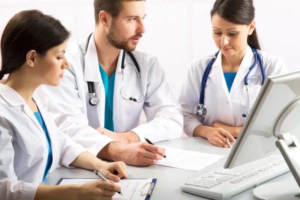 Jovens médicos — Fotografia de Stock