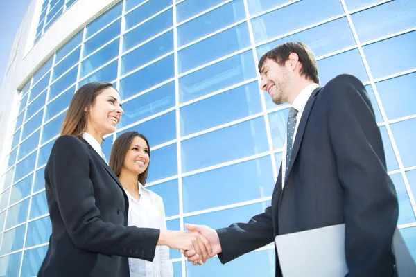 Empresarios dan la mano — Foto de Stock