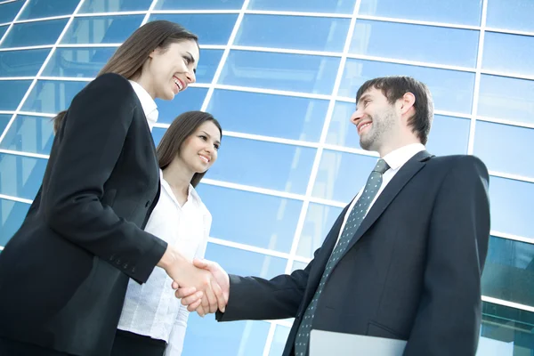 Empresarios dan la mano — Foto de Stock