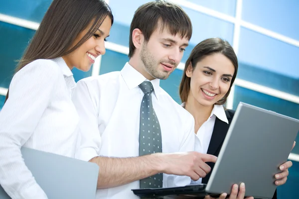 Junge Geschäftsleute — Stockfoto