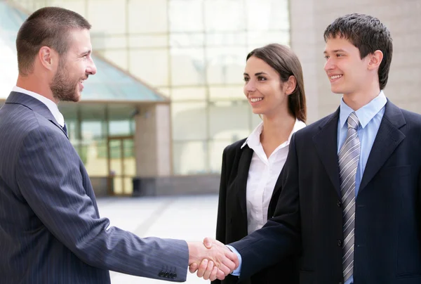 Empresarios dan la mano — Foto de Stock