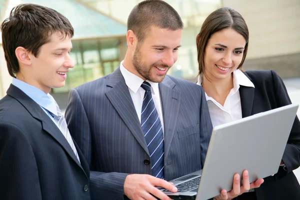 Geschäftsleute nutzen Laptop — Stockfoto