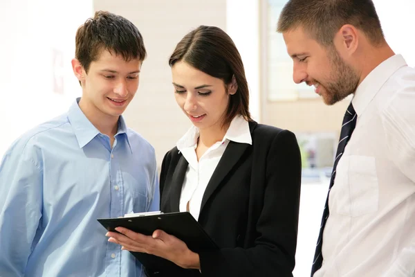 Geschäftsleute nutzen Tablet — Stockfoto