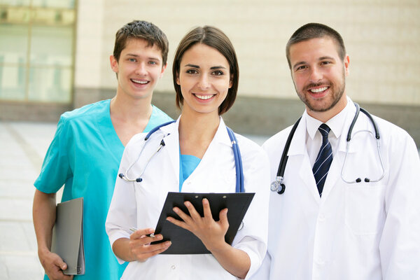 Des jeunes médecins se dressent contre un bâtiment hospitalier — Image Jeunes médecins — Photo