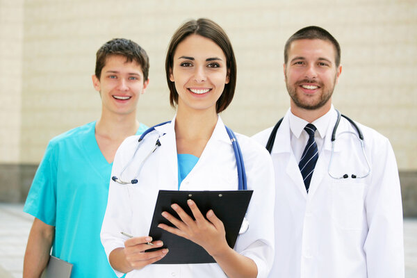 Des jeunes médecins se dressent contre un bâtiment hospitalier — Image Jeunes médecins — Photo